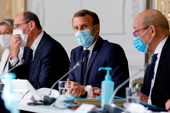 Le Président Emmanuel Macron réunira à Matignon un  Conseil de défense consacré à l'épidémie du Covid-19. (Photo : KAMIL ZIHNIOGLU/POOL/AFP via Getty Images)