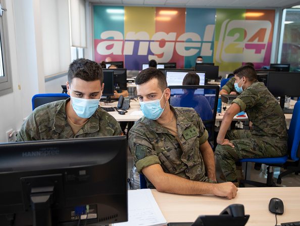 Casque-micro vissé sur la tête, galons sur les épaules, des militaires espagnols sont chargés d'identifier les cas contacts des malades du coronavirus dans le pays de l'UE le plus touché.(Photo JAIME REINA/AFP via Getty Images)