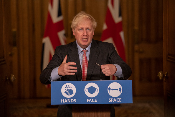 Le Premier ministre Boris Johnson s'adresse à la nation lors d'une conférence de presse à distance à Downing Street le 30 septembre 2020 à Londres, en Angleterre. (Photo : Jack Hill - WPA Pool/Getty Images)