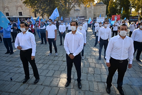 -Les partisans de la minorité musulmane ouïghoure de Chine se rassemblent le 1er octobre 2020 pour protester contre le traitement des Ouïghours en Chine à Istanbul. Photo par Ozan Kose / AFP via Getty Images.
