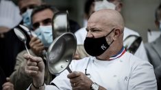 Déguisé en gendarme, Philippe Etchebest dénonce l’extension du passe sanitaire dans les restaurants