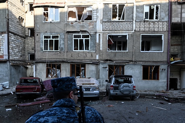 -Un immeuble d'appartements a été endommagé par les récents bombardements dans la principale ville séparatiste du Haut-Karabakh, Stepanakert, le 3 octobre 2020. Photo par - / AFP via Getty Images.