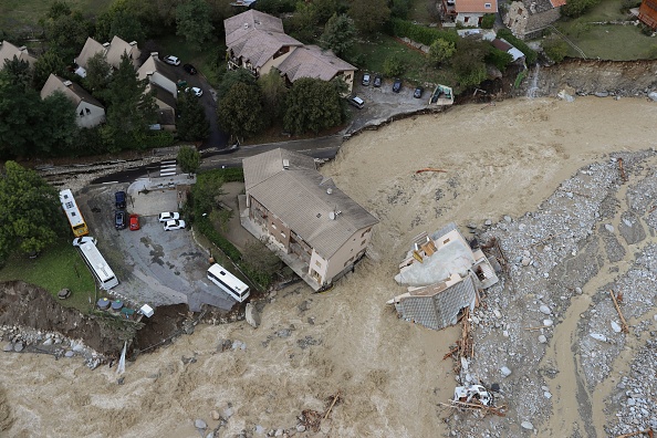 -De fortes pluies et de brutales inondations ont laissé des villages coupés du monde dans les Alpes Maritimes, où des centaines de pompiers ont été mobilisés le 3 octobre pour retrouver neuf personnes disparues. Photo par Valery Hache / AFP via Getty Images.