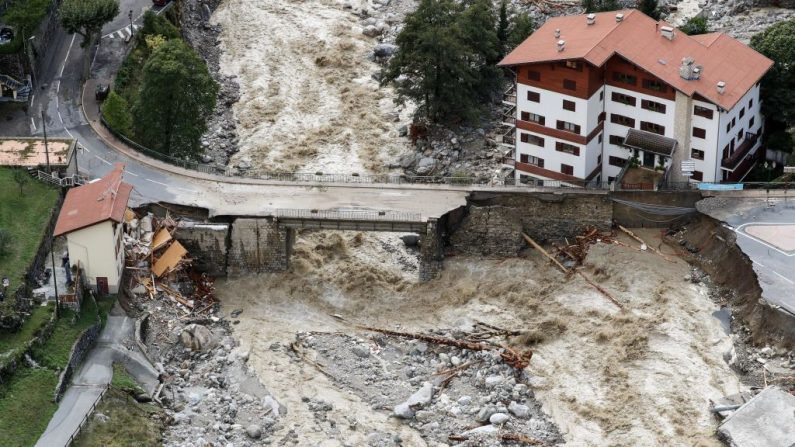 Vue aérienne prise le 3 octobre 2020 montrant les eaux de crue qui déferlent sur Saint-Martin-Vesubie, dans le sud-est de la France (département des Alpes-Maritimes) (VALERY HACHE/AFP via Getty Images)