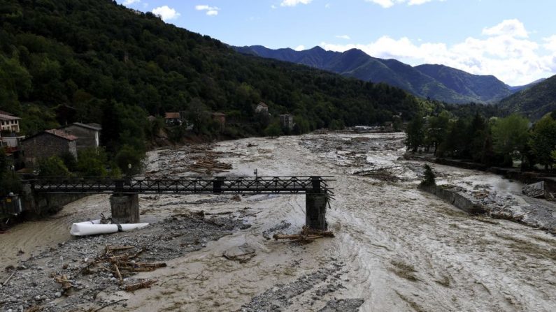 Pont endommagé sur la Vesubie à Roquebillière, dans le sud-est de la France, le 3 octobre 2020, après les fortes pluies et les inondations qui ont frappé le département des Alpes-Maritimes. (NICOLAS TUCAT/AFP via Getty Images)