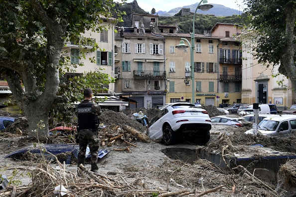 - Un gendarme se tient parmi les débris, y compris des véhicules à Breil-sur-Roya, dans le sud-est de la France, le 4 octobre 2020, après de vastes inondations. Photo par Nicolas Tucat / AFP via Getty Images.