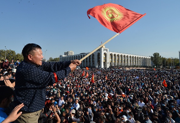 -Des gens protestent contre les résultats d'un vote parlementaire à Bichkek le 5 octobre 2020. Photo de Vyacheslav Oseledko / AFP via Getty Images.