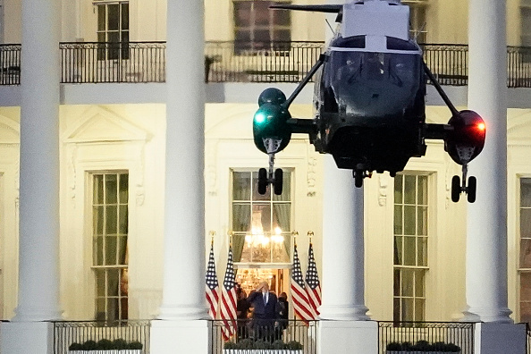 -Le président américain Donald Trump de retour à la Maison Blanche le 5 octobre 2020 à Washington, DC. Photo par Drew Angerer / Getty Images.