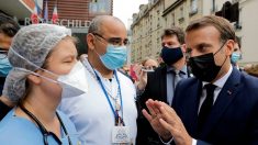 Emmanuel Macron interpellé par des soignants demandant « plus de fric  pour l’hôpital public »
