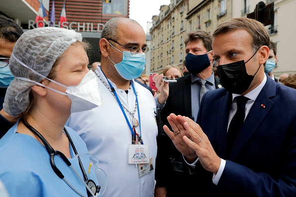 Échange animé entre le Président Emmanuel Macron et des personnels d'un hôpital de Paris qui réclamaient des augmentations salariales plus importantes. (Photo : LEWIS JOLY/POOL/AFP via Getty Images)