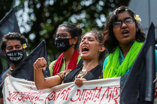 -Des étudiants protestent contre un viol collectif présumé et le déshabillage et la torture d'une femme dans le quartier sud de Noakhali lors d'une manifestation à Dhaka le 6 octobre 2020. Photo de Rehman Asad / AFP) via Getty Images.