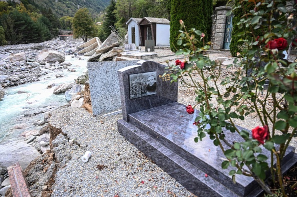 Les tombes du cimetière de Saint-Dalmas-de-Tende ont été emportés par les eaux après les inondations qui ont causé des dégâts considérables dans le département des Alpes-Maritimes. (Photo : FABIEN NOVIAL/AFP via Getty Images)