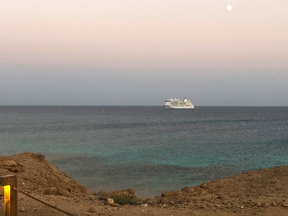 -Le navire de croisière Silver Spirit est photographié ancré au large de l'île de Sindala le 29 septembre 2020, l'une des deux îles qui forment le mégaprojet NEOM prévu par l'Arabie saoudite. Photo Anuj Chopra/ AFP via Getty Images.