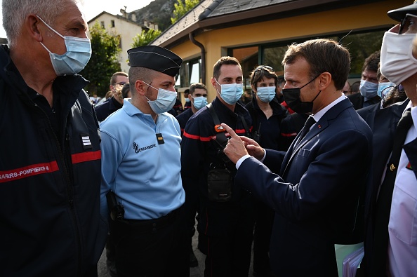 Le président Emmanuel Macron rencontre l'adjudant Emmanuel Garcia le 7 octobre 2020. (CHRISTOPHE SIMON/POOL/AFP via Getty Images)