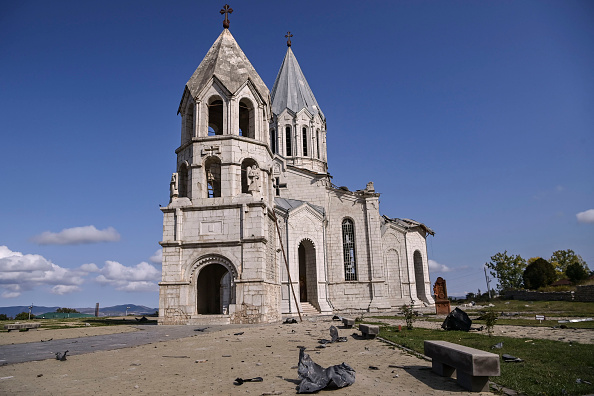 -Cette photo prise le 8 octobre 2020 montre la cathédrale endommagée de Ghazanchetsots (Saint Sauveur) dans la ville historique de Shusha. Photo par Aris Messinis / AFP via Getty Images.