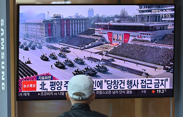 -Un défilé militaire montre des soldats nord-coréens et des armes, le 10 octobre 2020 à Séoul, photo d’archives.  La Corée du Nord a célébré le 75e anniversaire du parti au pouvoir du chef Kim Jong Un. Photo par Jung Yeon-je / AFP via Getty Images.