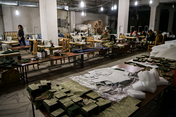-Des volontaires préparent des vêtements militaires dans le sous-sol d'une usine de la ville de Stepanakert le 10 octobre 2020. Photo par Aris Messinis / AFP via Getty Images.