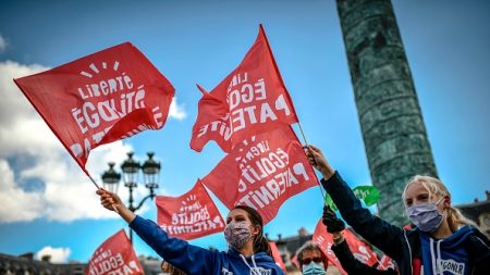 Projet de loi bioéthique : un millier de manifestants devant le ministère de la Santé à Paris