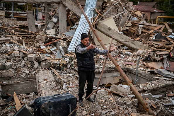 -L'officier de police à la retraite Genadiy Avanesyan, 73 ans, recherche des effets personnels dans les restes de sa maison, qui aurait été détruite par les bombardements azéri, dans la ville de Stepanakert le 10 octobre 2020. Photo by Aris Messinis /AFP via Getty Images.
