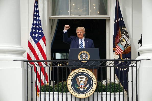 -Le président américain Donald Trump salue ses partisans après avoir parlé de la loi et de l'ordre depuis le portique sud de la Maison Blanche à Washington, DC, le 10 octobre 2020. Photo de Mandel Ngan / AFP via Getty Images.