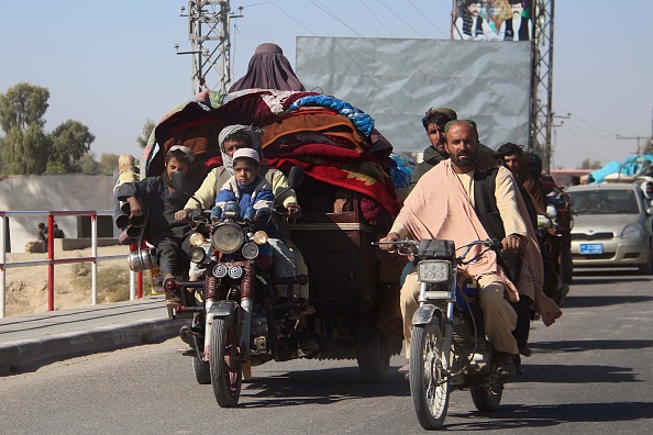 -Des déplacés afghans avec leurs biens ont fui le district de Nadali vers Lashkar Gah lors des affrontements en cours entre les combattants talibans et les forces de sécurité afghanes, le 12 octobre 2020. Photo de - / AFP via Getty Images.