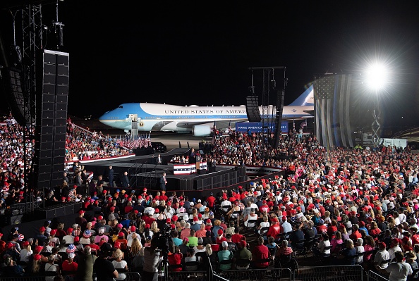 -Le président américain Donald Trump organise un rassemblement, il fait campagne à l'aéroport international d'Orlando Sanford à Sanford, en Floride, le 12 octobre 2020. Photo de Saul Loeb / AFP via Getty Images.