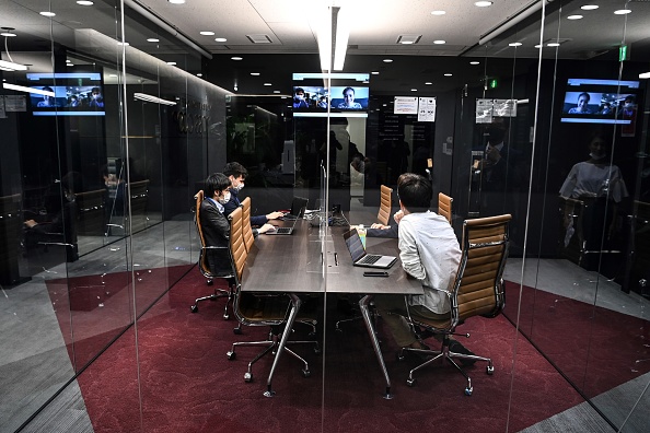 -Le 1er octobre 2020 des employés de RevComm, une start-up basée à Tokyo, sont en réunion dans l'entreprise à Tokyo.  Entravé par des investisseurs prudents et une culture d'entreprise rigide, le Japon n'a produit qu'une poignée de start-ups majeures. Photo Charly Triballeau /AFP via Getty Images