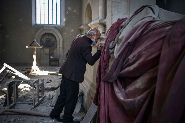 -Arthur Sahakyan, 63 ans, prie à l'intérieur de la cathédrale endommagée de Ghazanchetsots (Saint-Sauveur) dans la ville historique de Shusha, le 13 octobre 2020. Photo par Aris Messinis / AFP via Getty Images.