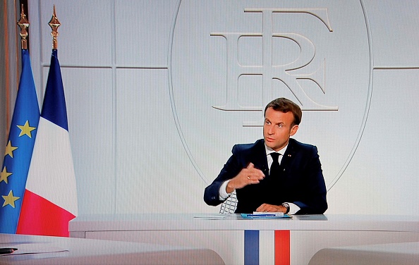 Dans un interview télévisé, le Président  Emmanuel Macron a ordonné un couvre-feu nocturne pour Paris et huit autres villes afin de contenir la propagation croissante de Covid-19 dans le pays. (Photo : LUDOVIC MARIN/AFP via Getty Images)