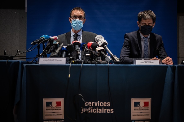 Le 15 octobre 2020, le procureur de la République de Grenoble, Éric Vaillant, parle du suspect interpellé dans le cadre du meurtre de Victorine Dartois. (JEFF PACHOUD/AFP via Getty Images)