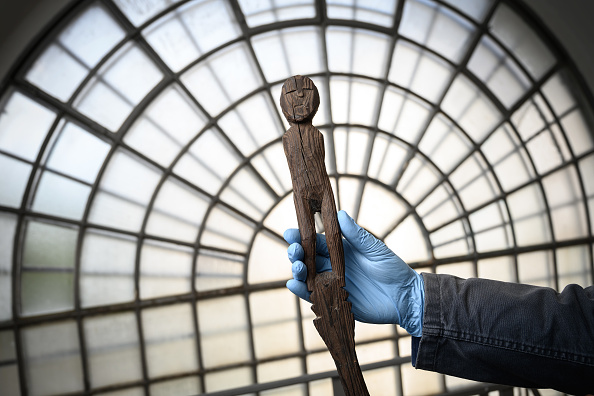 -Une sculpture datant de l'âge de fer a été découverte sur le glacier d'Arolla, dans le Valais, tenue par l'archéologue Pierre-Yves Nicod, en Suisse, le 8 octobre 2020. Photo par Fabrice Coffrini / AFP via Getty Images.