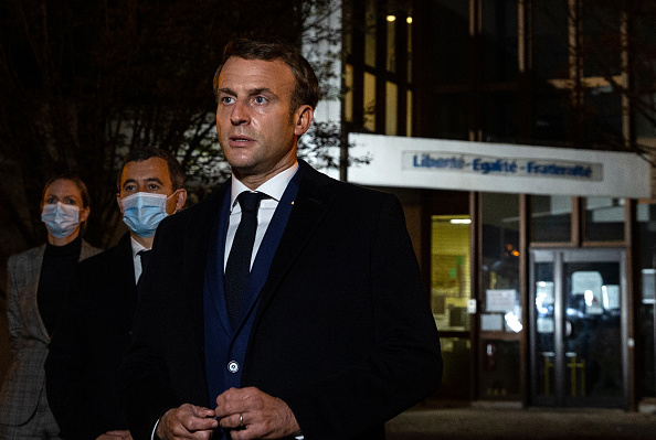 Le Président Emmanuel Macron s'adresse à la presse devant un collège de Conflans-Saint-Honorine, à 30 km de Paris, le 16 octobre 2020, après qu'un enseignant a été décapité par un agresseur abattu par des policiers. (Photo : ABDULMONAM EASSA/POOL/AFP via Getty Images)