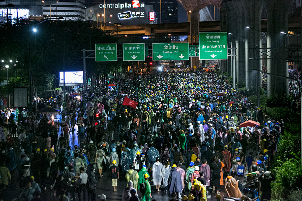 Les manifestants assistent à un rassemblement le 17 octobre 2020 à Bangkok, en Thaïlande. Ce rassemblement marque la dernière d'une série de manifestations antigouvernementales qui ont débuté à la fin du mois de juillet, au cours desquelles des étudiants et des manifestants antigouvernementaux appellent à une réforme gouvernementale. (Photo : Getty Images/Getty Images)