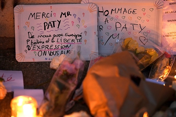 "Hommage à M. Paty" à l'entrée du collège du Bois d'Aulne, à Conflans-Sainte-Honorine, le 17 octobre 2020, après que l'enseignant a été décapité.(Photo : BERTRAND GUAY/AFP via Getty Images)