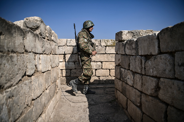 -Un soldat arménien se tient en première ligne, les troupes occupent des positions de défense et d’attaque le 18 octobre 2020.  Photo par Aris Messinis / AFP via Getty Images.
