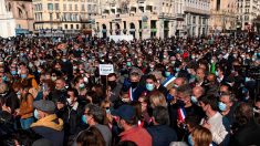 Des dizaines de milliers de personnes réunies en France après l’assassinat d’un professeur