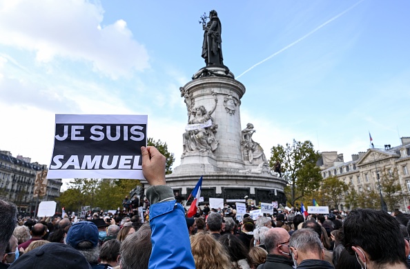 Hommage au professeur Samuel Paty, place de la Republique à Paris, le 18 octobre 2020. (Photo BERTRAND GUAY/AFP via Getty Images)