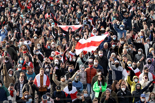 Des partisans de l'opposition défilent dans les rues lors d'un rassemblement de l'opposition pour protester contre les résultats de l'élection présidentielle en Biélorussie à Minsk le 18 octobre 2020. (Photo : STRINGER/AFP via Getty Images)