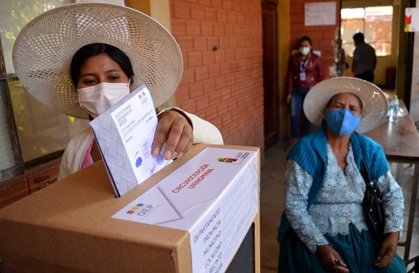 -Une femme autochtone vote dans un bureau de vote à Quillacollo, en Bolivie, le 18 octobre 2020. Photo par Fernando Cartagena / AFP via Getty Images.