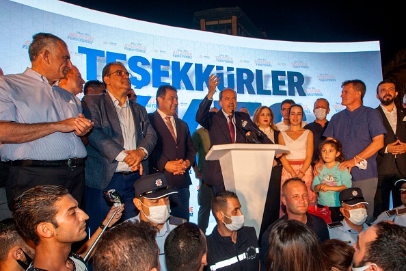 -Le président chypriote turc nouvellement élu Ersin Tatar s'adresse à ses partisans après avoir remporté l'élection présidentielle dans la partie nord de Nicosie, le 18 octobre 2020. Photo par Birol Bebek / AFP via Getty Images.