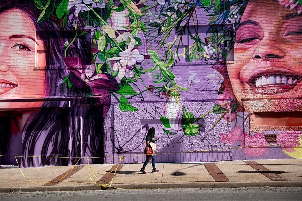 -Une peinture murale dans le quartier Charles Village le 14 octobre 2020 à Baltimore, Demon Lane pense que son quartier Est de Baltimore sera toujours ravagé par le trafic de drogue, et le désespoir, peu importe qui remportera l'élection présidentielle. Photo par Brendan Smialowski / AFP via Getty Images.