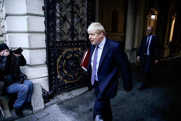 Pour le Premier ministre Boris Johnson, le but du projet est de défendre l'intégrité territoriale du Royaume-Uni en assurant la continuité des échanges entre la Grande-Bretagne et la province d'Irlande du Nord. (Photo : Hollie Adams/Getty Images)