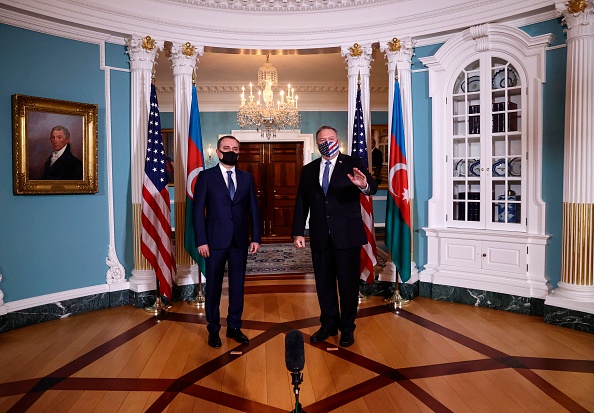 -Le secrétaire d'État américain Mike Pompeo reçoit le ministre azerbaïdjanais des Affaires étrangères Jeyhun Bayramov pour discuter du conflit au Haut-Karabakh. Photo par Hannah Mckay/ POOL / AFP via Getty Images.