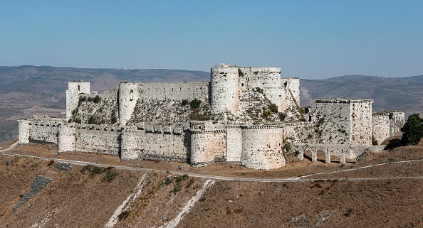 -Une vue générale de la forteresse médiévale des Croisés Krak, elle a été construite par les Chevaliers de l'ordre militaire catholique médiéval de Saint-Jean, qui l'a occupé de 1142 à 1271. Photo Louai Beshara /AFP via Getty Images.