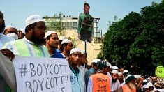 Bangladesh : 40 000 manifestants ont appelé au boycott des produits français et brûlé une effigie du président Emmanuel Macron