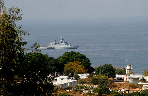 -Une corvette de la marine israélienne est photographiée depuis la ville frontalière du sud du Liban de Naqura alors qu'elle patrouille dans les eaux le 28 octobre 2020. Photo par Mahmoud Zayyat / AFP via Getty Images.