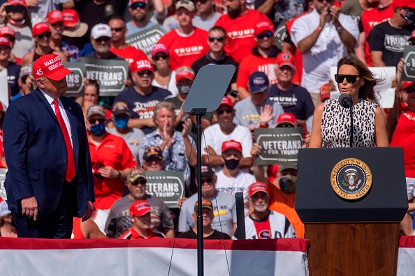 Le président américain Donald Trump regarde la première dame américaine Melania Trump s'exprimer lors d'un rassemblement de campagne en Floride, le 29 octobre 2020. Photo de Ricardo Arduengo / AFP via Getty Images.