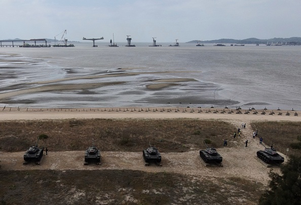 -Une vue aérienne de pointes anti-atterrissage et de chars placés le long de la côte des îles Kinmen de Taiwan, à seulement 3,2 km de la côte de la Chine continentale le Détroit de Taïwan.  Les craintes d'un conflit sont maintenant à leur plus haut depuis des décennies. Photo par Sam Yeh / AFP via Getty Images.