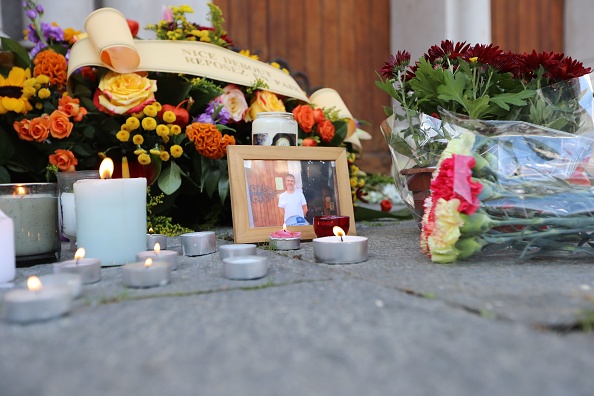 Les Niçois ont déposé des fleurs et de bougies devant le portrait de Vincent Loquès et se sont recueillis au nom des victimes de l'attentat du 29 octobre 2020. (VALERY HACHE/AFP via Getty Images)