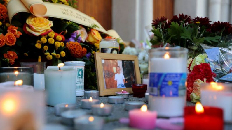 Cette photo prise le 30 octobre 2020 montre l'hommage à Vincent Loques, l'une des victimes d'un attentat au couteau, devant la basilique Notre-Dame de l'Assomption à Nice.  (VALERY HACHE/AFP via Getty Images)